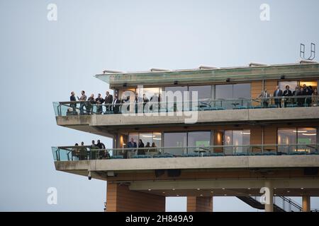 Ascot, Bergen, Großbritannien. 19th. November 2021. Rennfahrer, die von der Tribüne auf der Ascot Racecourse einen guten Fuß erhaschen. Quelle: Maureen McLean/Alamy Stockfoto