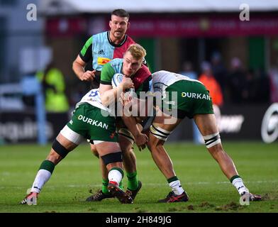 Harlequins Jack Kenningham (Mitte), der vom Londoner Iren Olly Cracknell (links) während des Spiels der Gallagher Premiership in Twickenham Stoop, London, in Angriff genommen wurde. Bilddatum: Samstag, 27. November 2021. Siehe PA Story RUGBYU Harlequins. Das Foto sollte lauten: Ashley Western/PA Wire. EINSCHRÄNKUNGEN: Die Nutzung unterliegt Einschränkungen. Nur redaktionelle Verwendung, keine kommerzielle Nutzung ohne vorherige Zustimmung des Rechteinhabers. Stockfoto