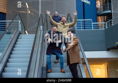 Ascot, Bergen, Großbritannien. 19th. November 2021. Spaß für diese Jungs bei Ascot Races. Quelle: Maureen McLean/Alamy Stockfoto