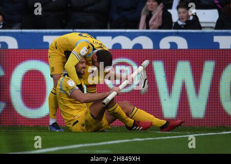 Swansea, Großbritannien. NOV 27th Andy Carroll von Reading feiert nach seinem Treffer beim Sky Bet Championship-Spiel zwischen Swansea City und Reading im Liberty Stadium, Swansea am Samstag, 27th. November 2021. (Kredit: Jeff Thomas | MI Nachrichten) Kredit: MI Nachrichten & Sport /Alamy Live Nachrichten Stockfoto