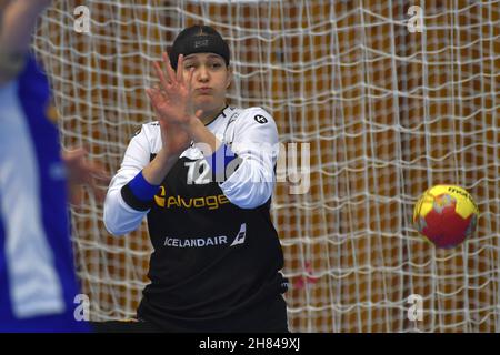 Cheb, Tschechische Republik. 27th. November 2021. Torhüter Hafdis Renotudottir aus Island im Einsatz beim Handball-Freundschaftsspiel der Frauen Tschechien gegen Island in Cheb, Tschechien, 27. November 2021. Kredit: Slawomir Kubes/CTK Foto/Alamy Live Nachrichten Stockfoto