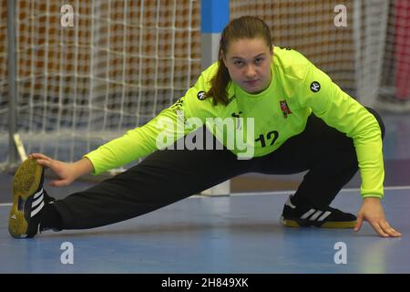 Cheb, Tschechische Republik. 27th. November 2021. Torhüterin Hana Muckova aus Tschechien im Einsatz beim Handball-Freundschaftsspiel der Frauen Tschechien gegen Island in Cheb, Tschechische Republik, 27. November 2021. Kredit: Slawomir Kubes/CTK Foto/Alamy Live Nachrichten Stockfoto