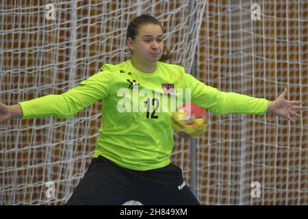 Cheb, Tschechische Republik. 27th. November 2021. Torhüterin Hana Muckova aus Tschechien im Einsatz beim Handball-Freundschaftsspiel der Frauen Tschechien gegen Island in Cheb, Tschechische Republik, 27. November 2021. Kredit: Slawomir Kubes/CTK Foto/Alamy Live Nachrichten Stockfoto