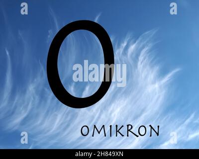 Omikron-Symbol auf bewölktem Hintergrund Stockfoto