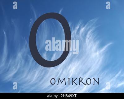 Omikron-Symbol auf bewölktem Hintergrund Stockfoto