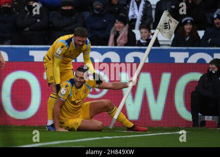 Swansea, Großbritannien. NOV 27th Andy Carroll von Reading feiert nach seinem Treffer beim Sky Bet Championship-Spiel zwischen Swansea City und Reading im Liberty Stadium, Swansea am Samstag, 27th. November 2021. (Kredit: Jeff Thomas | MI Nachrichten) Kredit: MI Nachrichten & Sport /Alamy Live Nachrichten Stockfoto