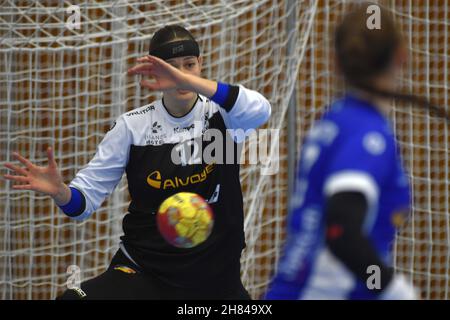 Cheb, Tschechische Republik. 27th. November 2021. Torhüter Hafdis Renotudottir aus Island im Einsatz beim Handball-Freundschaftsspiel der Frauen Tschechien gegen Island in Cheb, Tschechien, 27. November 2021. Kredit: Slawomir Kubes/CTK Foto/Alamy Live Nachrichten Stockfoto