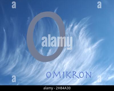 Omikron-Symbol auf bewölktem Hintergrund Stockfoto