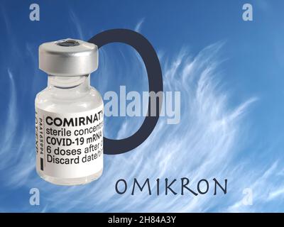 Omikron-Symbol auf bewölktem Hintergrund mit BioNTech Fizer-Impfstoff Stockfoto