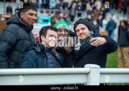 Ascot, Bergen, Großbritannien. 19th. November 2021. Selfie-Zeit für diese Rennfahrer auf der Ascot Racecourse. Quelle: Maureen McLean/Alamy Stockfoto