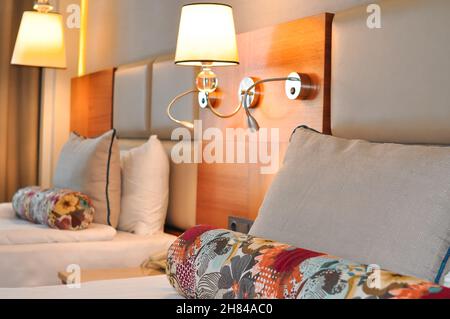 Design des Hotelzimmers in der Türkei . Hochwertige Fotos Stockfoto