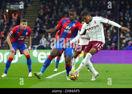 Leon Bailey (rechts) von Aston Villa und Marc Guehi von Crystal Palace kämpfen während des Premier League-Spiels im Selhurst Park, London, um den Ball. Bilddatum: Samstag, 27. November 2021. Stockfoto