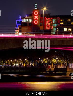 OXO Tower Wharf mit der themse und Waterloo Brücke im Vorgrund. Stockfoto