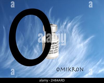 Omikron-Symbol auf bewölktem Hintergrund mit BioNTech Fizer-Impfstoff Stockfoto