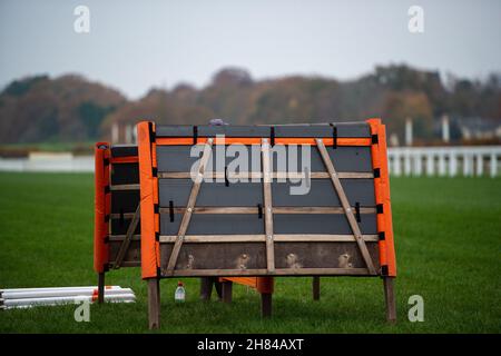 Ascot, Bergen, Großbritannien. 19th. November 2021. Eine Ersatz-gepolsterte Hürde auf Standby neben der Rennstrecke in Ascot. Quelle: Maureen McLean/Alamy Stockfoto