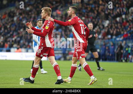 Huddersfield, Großbritannien. NOV 27th Feiern für Boro, nachdem Duncan Watmore (18) am Samstag, dem 27th. November 2021, während des Sky Bet Championship-Spiels zwischen Huddersfield Town und Middlesbrough im John Smith's Stadium, Huddersfield, das erste Tor des Spiels erzielt hat. (Kredit: Emily Moorby | MI Nachrichten) Kredit: MI Nachrichten & Sport /Alamy Live Nachrichten Stockfoto