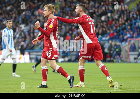 Huddersfield, Großbritannien. NOV 27th Feiern für Boro, nachdem Duncan Watmore (18) am Samstag, dem 27th. November 2021, während des Sky Bet Championship-Spiels zwischen Huddersfield Town und Middlesbrough im John Smith's Stadium, Huddersfield, das erste Tor des Spiels erzielt hat. (Kredit: Emily Moorby | MI Nachrichten) Kredit: MI Nachrichten & Sport /Alamy Live Nachrichten Stockfoto