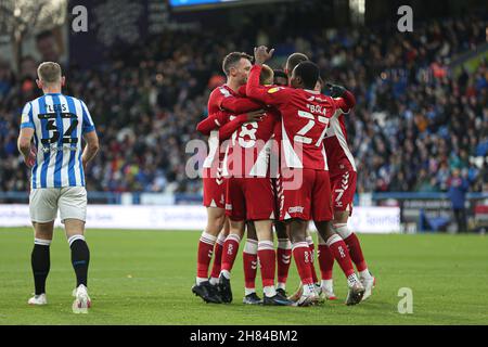 Huddersfield, Großbritannien. NOV 27th Feiern für Boro, nachdem Duncan Watmore (18) am Samstag, dem 27th. November 2021, während des Sky Bet Championship-Spiels zwischen Huddersfield Town und Middlesbrough im John Smith's Stadium, Huddersfield, das erste Tor des Spiels erzielt hat. (Kredit: Emily Moorby | MI Nachrichten) Kredit: MI Nachrichten & Sport /Alamy Live Nachrichten Stockfoto