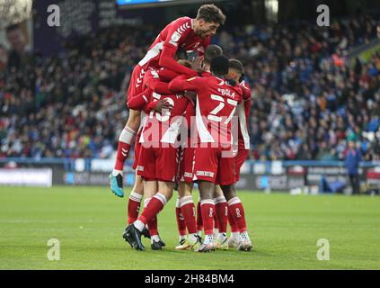 Huddersfield, Großbritannien. NOV 27th Feiern für Boro, nachdem Duncan Watmore (18) am Samstag, dem 27th. November 2021, während des Sky Bet Championship-Spiels zwischen Huddersfield Town und Middlesbrough im John Smith's Stadium, Huddersfield, das erste Tor des Spiels erzielt hat. (Kredit: Emily Moorby | MI Nachrichten) Kredit: MI Nachrichten & Sport /Alamy Live Nachrichten Stockfoto