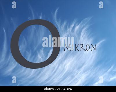 Omikron-Symbol auf bewölktem Hintergrund Stockfoto