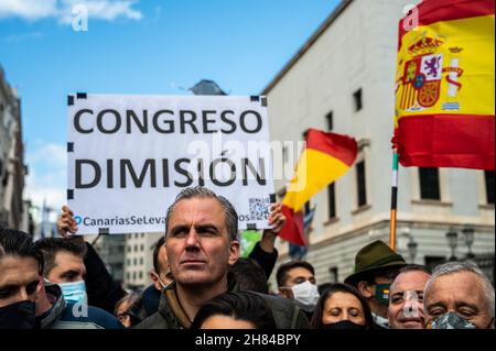 Madrid, Spanien. 27th. November 2021. Der Generalsekretär der rechtsextremen Partei VOX, Javier Ortega Smith, wird während einer Demonstration gesehen, bei der Tausende von Polizisten und Zivilschutzbeamten durch das Stadtzentrum marschieren, um gegen die Pläne der Regierung zur Reform des Bürgersicherheitsgesetzes zu protestieren, das als „Gag-Gesetz“ bekannt ist. Quelle: Marcos del Mazo/Alamy Live News Stockfoto