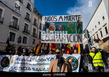 Madrid, Spanien. 27th. November 2021. Demonstranten, die Plakate tragen, während einer Demonstration, bei der Tausende von Polizeibeamten und Zivilwachen durch das Stadtzentrum marschieren, um gegen die Pläne der Regierung zur Reform des Bürgersicherheitsgesetzes, bekannt als das „Gag-Gesetz“, zu protestieren. Quelle: Marcos del Mazo/Alamy Live News Stockfoto