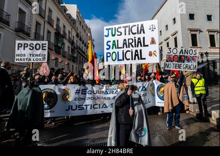 Madrid, Spanien. 27th. November 2021. Demonstranten, die Plakate tragen, während einer Demonstration, bei der Tausende von Polizeibeamten und Zivilwachen durch das Stadtzentrum marschieren, um gegen die Pläne der Regierung zur Reform des Bürgersicherheitsgesetzes, bekannt als das „Gag-Gesetz“, zu protestieren. Quelle: Marcos del Mazo/Alamy Live News Stockfoto