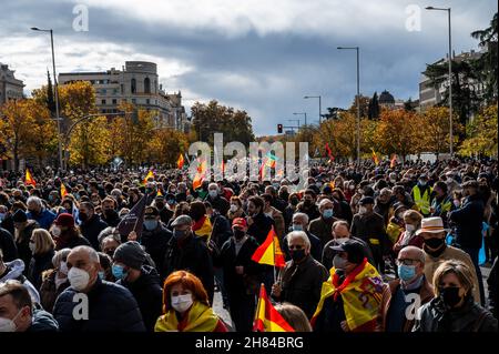 Madrid, Spanien. 27th. November 2021. Demonstranten, die Flaggen tragen, werden während einer Demonstration gesehen, bei der Tausende von Polizisten und Zivilwachen durch das Stadtzentrum marschieren, um gegen die Pläne der Regierung zur Reform des Bürgersicherheitsgesetzes, bekannt als das „Gag-Gesetz“, zu protestieren. Quelle: Marcos del Mazo/Alamy Live News Stockfoto