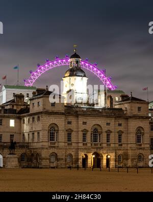 Eine nächtliche Aufnahme der Pferdewächter Parade in London mit dem lastminute.com London Auge im Hintergrund Stockfoto