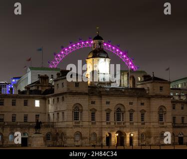 Eine nächtliche Aufnahme der Pferdewächter Parade in London mit dem lastminute.com London Auge im Hintergrund Stockfoto