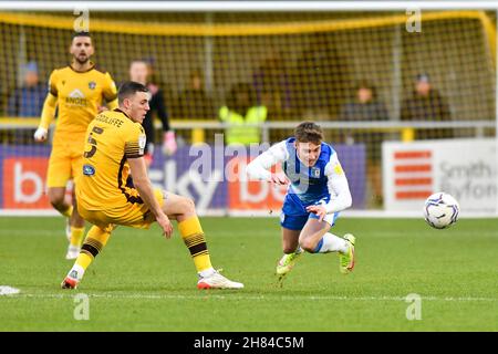 Sutton, Großbritannien. NOV 27th Robbie Gotts von Barrow wird von Ben Goodliffe von Sutton United während des Sky Bet League 2-Spiels zwischen Sutton United und Barrow im Knights Community Stadium, Gander Green Lane, Sutton am Samstag, dem 27th. November 2021, niedergebracht. (Kredit: Ivan Yordanov | MI Nachrichten) Kredit: MI Nachrichten & Sport /Alamy Live Nachrichten Stockfoto