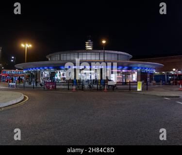 Eine Nachtaufnahme der U-Bahnstation Southgate mit der Straße im Vordergrund. Der Bahnhof ist ein Art-Deco-Bahnhof, der von Charles Holden entworfen wurde. Piccadilly-Linie Stockfoto