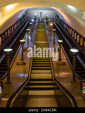 Rolltreppen an der U-Bahnstation Southgate an der piccadilly-Linie des Londoner U-Bahnnetzes mit Art déco-Beleuchtung und Design. Stockfoto