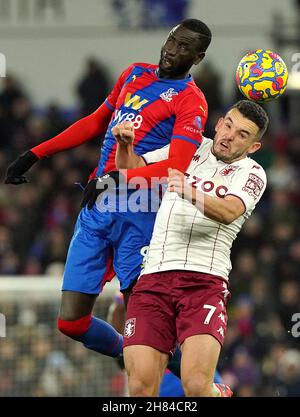 Cheikhou Kouyate (links) von Crystal Palace und John McGinn von Aston Villa kämpfen während des Premier League-Spiels im Selhurst Park, London, um den Ball. Bilddatum: Samstag, 27. November 2021. Stockfoto