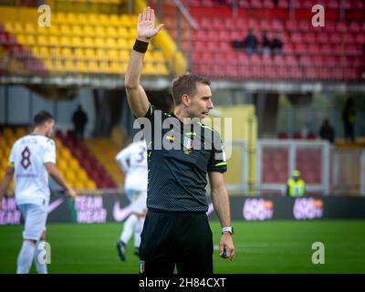 Benevento, Italien. 27th. November 2021. Forneau Francesco Schiedsrichter während Benevento Calcio gegen Reggina 1914, Italienisches Fußballspiel der Serie B in Benevento, Italien, November 27 2021 Quelle: Independent Photo Agency/Alamy Live News Stockfoto