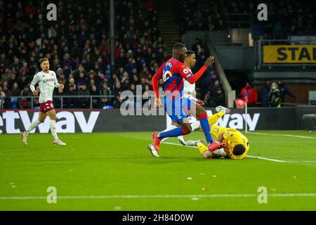 27th. November 2021; Selhurst Park, Crystal Palace, London, England; Premier League Fußball, Crystal Palace gegen Aston Villa: Torhüter Emiliano Martinez von Aston Villa holt sich den Ball vor Benteke of Palace Stockfoto