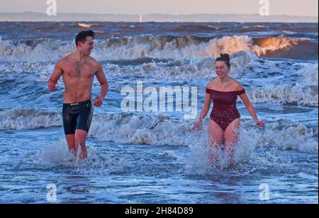 Portobello, Edinburgh, Schottland, Großbritannien. 27th. November 2021. Temperaturen von 2 Grad und große Wellen von den Überresten des Sturms Arwen haben Elly und Fraser von den Studenten der Universität Edinburgh nicht davon abgebracht, einen außergewöhnlich kühlen Nachmittag im Firth of Forth zu verbringen. Credit: Arch White Stockfoto