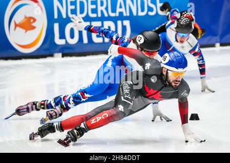 Dordrecht, Niederlande. 27th. November 2021. DORDRECHT, NIEDERLANDE - 27. NOVEMBER: Steven Dubois aus Kanada tritt beim ISU World Cup Short Track Speed Skating Dordrecht am 27. November 2021 auf dem Optisport Sportboulevard in Dordrecht, Niederlande an (Foto von Douwe Bijlsma/Orange Picics) Kredit: Orange Pics BV/Alamy Live News Stockfoto