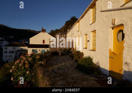 Traditionelle Ferienhäuser im kleinen Fischerdorf Portloe an der Küste von Cornwall. Stockfoto