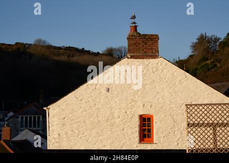 Traditionelle Ferienhäuser im kleinen Fischerdorf Portloe an der Küste von Cornwall. Stockfoto