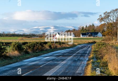 Montrose, Angus, Schottland, Großbritannien Wetter 27th. Nov 2021: Die Nachwirkungen des Sturms Arwen, der an der Ostküste Schottlands mit 90mph Winden stürzten sah, die Bäume entwurzelten, Straßensperrungen, Telekommunikations- und Stromkabel aus Befestigungen gerissen, allgemeine Zerstörung und widrige Fahrbedingungen für Pendler sahen. Kredit: Barry Nixon/Alamy Live Nachrichten Stockfoto