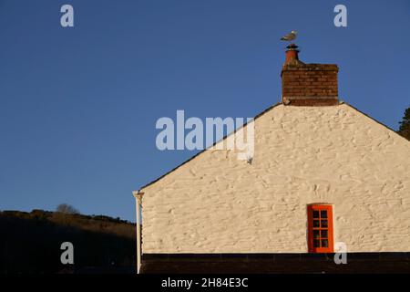 Traditionelle Ferienhäuser im kleinen Fischerdorf Portloe an der Küste von Cornwall. Stockfoto