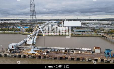 Stoneness Road Electricity Umspannwerk-Antenne über der Themse Essex UK Stockfoto