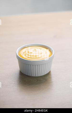 Mayonnaise oder Mayo ist eine cremige Sauce, die mit Eiern und Öl zubereitet wird. In der Regel auf Sandwiches, verschiedene Salate verwendet Stockfoto