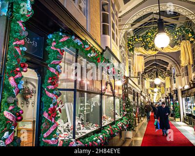 BURLINGTON ARCADE INTERIEUR WEIHNACHTEN SHOPPING SHOPPER INTERIEUR bezauberndes viktorianisches Burlington Arcade in Piccadilly mit traditionellen Weihnachtsschmuck und Shopper London VEREINIGTES KÖNIGREICH Stockfoto