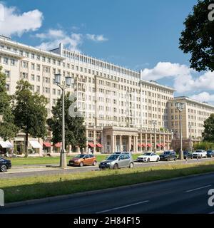 Geschäfte und Apartments in der Karl-Marx-Allee im Zentrum von Berlin. Die Karl-Marx-Allee war der Boulevard der ehemaligen DDR. Stockfoto