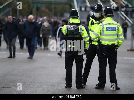 Brighton and Hove, England, 27th. November 2021. Polizeibeamte werden vor dem Spiel der Premier League im AMEX Stadium, Brighton und Hove gesehen. Bildnachweis sollte lauten: Paul Terry / Sportimage Stockfoto