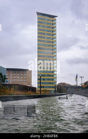 Hoher isolierter Wohnturm namens „Toren van Oud“. Es ist bekannt als der erste Wolkenkratzer der Stadt Den Haag. Stockfoto