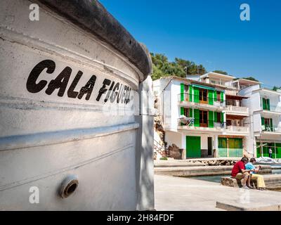 Cala Figuera benannt Fischerboot im Vordergrund mit Hafen, Fischerboote Wohnungen Häuser und Villen, bunte Paar fotografieren den attraktiven Meerblick Mallorca Balearen Spanien Stockfoto