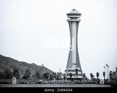 Aqaba, Jordanien - 09.01.2021: Panoramablick bei Sonnenuntergang mit Aqaba Port Observation oder Control Tower, Jordanien. Leuchtturm schwarz und weiß. Stockfoto